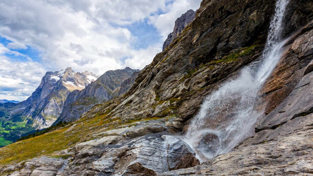 Kleiner Wasserfall mit dem Wetterhorn im Hintergrund